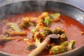 броколи с доматен сос