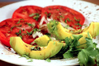 Салата от авокадо и лук