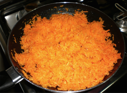 пържени моркови на тиган