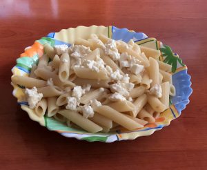 вкусни макарони със сирене